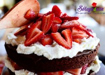 Làm bánh sinh nhật chocolate dâu tây