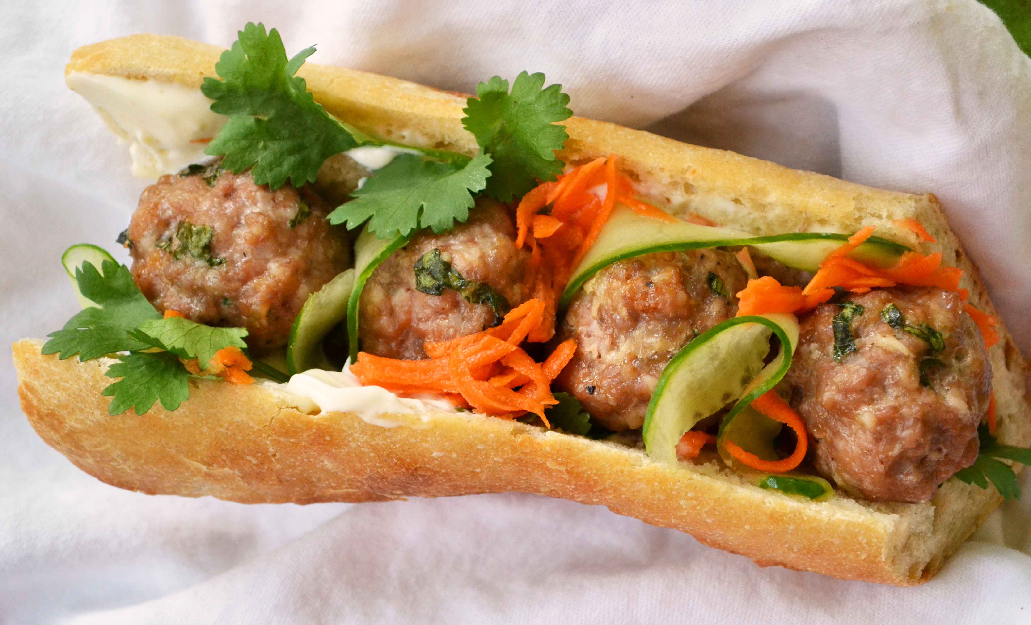 Bánh mì kẹp xíu mại thơm ngon