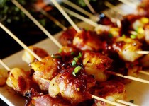 Cách làm thịt cuộn tôm và dứa nướng thơm phức