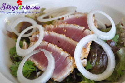 Cách làm salad cá ngừ ngon như ngoài tiệm 7