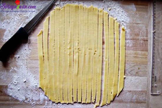 - Bước thứ tám(8): Bánh sau khi đan xong cho vào lò nướng ở nhiệt độ 175 độ C trong 40-45 phút.  - Bước thứ chín(9): Lấy bánh ra, để nguội rồi cắt thành miếng để ăn. 6