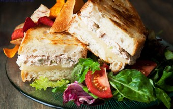 Nấu ăn món ngon mỗi ngày với Pho mát cheddar, cách làm bánh mì kẹp cá ngừ 10