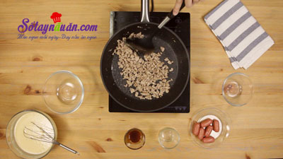 Cách làm pancake cuộn xúc xích bò băm kiểu Thái quá ngon 4