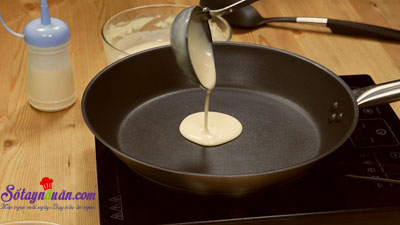 Cách làm pancake cuộn xúc xích bò băm kiểu Thái quá ngon 5