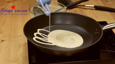 Cách làm pancake cuộn xúc xích bò băm kiểu Thái quá ngon 6
