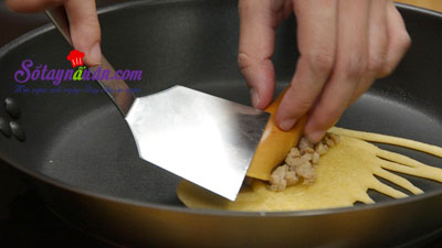 Cách làm pancake cuộn xúc xích bò băm kiểu Thái quá ngon 8