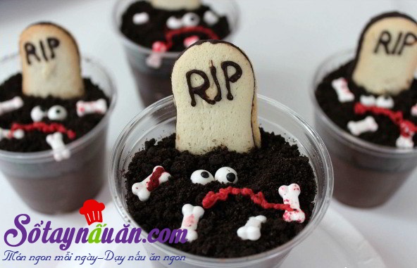 Cách làm pudding nghĩa địa rùng rợn cho tiệc Halloween 