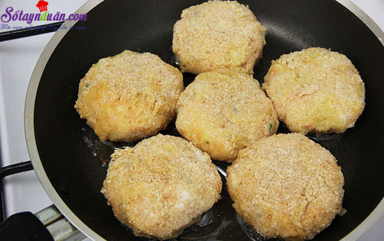 cách làm bánh cá hồi với khoai tây nghiền 10