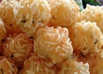 Thơm ngon lạ miệng với mì tôm bọc khoai tây chiên giòn