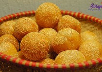Cách làm bánh rán lúc lắc nhân đậu xanh tẩm vừng