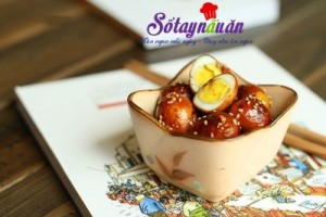 Món Kho, Trứng cút chọn quả to, tròn đều, không bị nứt, vỡ. Rửa sạch, cho vào nồi luộc chín rồi lấy ra ngâm ngay vào nước lạnh. Sau đó bóc vỏ, rửa sạch cách làm trứng cút kho xì dầu Hành, gừng cắt lát mỏng, ớt có thể để nguyên quả hoặc cắt nhỏ tùy thích. trung-cut-kho-xi-dau (3) Cho một chút dầu ăn vào chảo, thêm đường phèn, đun nhỏ lửa cho tới khi đường phèn tan hết thì cho hành, gừng, ớt khô và trứng cút vào. trung-cut-kho-xi-dau (5) Thêm xì dầu cho vừa miệng rồi thêm 1 chút nước lọc để ngập khoảng 1/3 quả trứng. Đun cho tới khi nước trong chảo sôi thì các bạn hạ nhỏ lửa, om trong khoảng 10 phút cho trứng ngấm gia vị. trung-cut-kho-xi-dau (7) Sau đó, bật lửa lớn cho nước sốt sánh lại, đảo đều cho nước sốt bám đều trên mặt trứng sau đó rắc thêm một ít vừng rang rồi tắt bếp. trung-cut-kho-xi-dau (8)