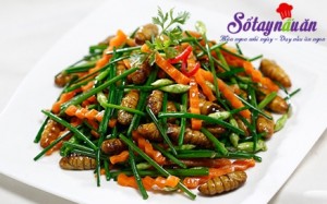 Món rang, cách làm nhộng rang lá hẹ