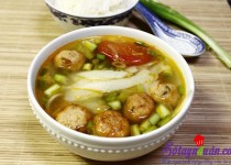 Cá viên nấu măng và cà chua