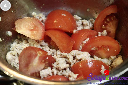 Canh thịt nạc nấu với nấm và cà chua 4