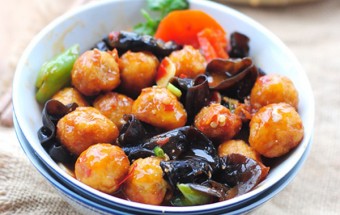 Nấu ăn món ngon mỗi ngày với Ớt chuông đỏ, trứng cút xào mộc nhĩ chua ngọt