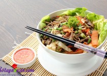 Mỳ trộn salad Thái hấp dẫn