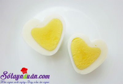 Nấu ăn món ngon mỗi ngày với 1 miếng bìa sạch khoảng 12x8cm, Tạo hình trái tim cho trứng