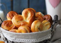 Tự làm bánh ngọt trái tim tặng người ấy