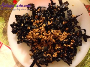 Đồ ăn vặt, rong biển cháy tỏi ớt cực hấp dẫn ngày lạnh