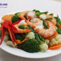 Hướng dẫn làm gà xóc tỏi giòn rụm tuyệt ngon, bông cải xanh xào tôm