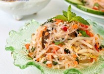 Cách làm miến trộn chua cay mát giòn cho ngày nắng nóng
