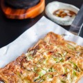 Cách làm bánh Mochi Nhật Bản ngon đúng điệu, Bước 5: - Cho tôm, sò điệp, thịt bò và trứng lên trên. 8
