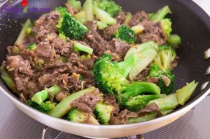 Món ăn miền Trung, cách làm súp lơ xào thịt bò 5