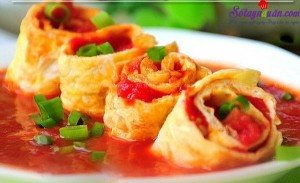 Món ăn miền Trung, Cách làm trứng cuộn sốt cà chua đơn giản giàu dinh dưỡng