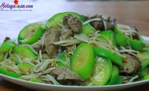 Món ăn miền Trung, cách làm mướp xào lòng gà 2