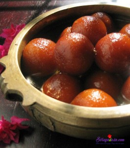 Món ngon cuối tuần, Bước 5: - Trong lúc chiên, bạn nhớ đảo liên tục để viên bánh chín vàng đều và tránh bị cháy. - Khi thấy bánh đã chín thì mình vớt ra, để cho ráo dầu 1 chút rồi thả vào phần nước đường ngâm ít nhất trong vòng 2 tiếng. - Cuối cùng, rắc thêm hạt hạnh nhân giã nhỏ bên trên là được. 6