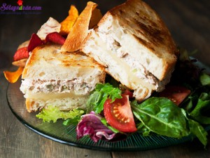Món ăn miền Trung, cách làm bánh mì kẹp cá ngừ 10