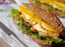 Cách làm bánh sandwich gà với sốt xoài ngon tuyệt