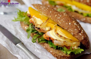 Món ăn miền Nam, cách làm bánh mì sandwich gà với sốt xoài 9