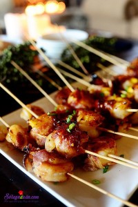 Món ăn miền Nam, - Tiếp theo, bạn lấy một con tôm, đặt một miếng dứa lên trên con tôm, sau đó bạn dùng một miếng thịt xông khói cuộn chặt tôm và dứa lại, lấy một que tre xiên các nguyên liệu lại với nhau là xong. - Bạn làm tương tự như vậy cho đến khi hết nguyên liệu nhé. 12