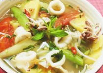 Cách nấu canh chua mực thanh mát bổ dưỡng ngày hè
