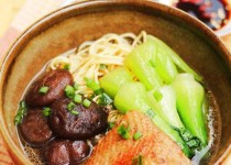 Cách làm mì vịt tiềm thơm ngon đúng điệu