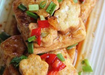 Cách làm đậu phụ chiên trứng cút kèm xốt ngon tuyệt hảo