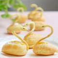 Cách làm bánh bông lan màu đỏ nhung đặc biệt, cách làm bánh su kem hình thiên nga 5
