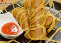 Cách làm pancake cuộn xúc xích bò băm kiểu Thái cực ngon