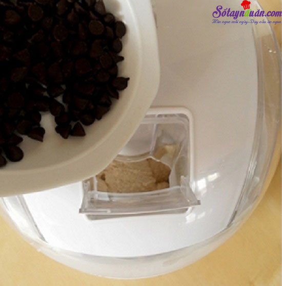 cách thực hiện kem cafe chocolate chip 6