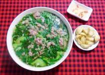 Giải nhiệt ngày hè với canh cáy nấu mướp rau đay thanh mát