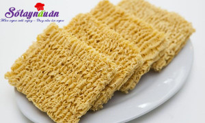 Đồ ăn vặt, Mẹo hay ăn mì tôm không lo mọc mụn, độc hại tới cơ thể 1