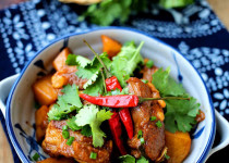 Cách làm sườn heo om khoai tây ăn tốn cơm