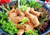 Thịt gà chiên cùng gạo rang giòn thơm khó cưỡng