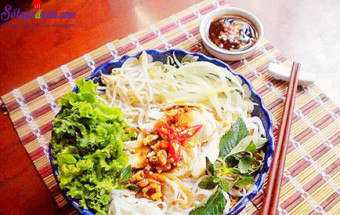 Nấu ăn món ngon mỗi ngày với Hành khô, cách làm phở gà trộn sốt me 6