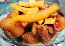 Đưa cơm với thịt ba chỉ kho dừa