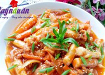 Bánh gạo cay sốt thịt bằm thơm ngon khó cưỡng