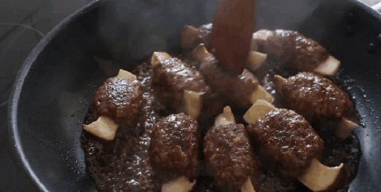 Cách làm thịt bò băm bọc nấm lạ miệng đưa cơm